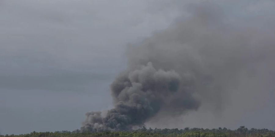Rauch über der illegalen Raffinerie in Nigeria