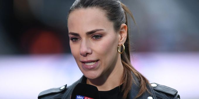 Kommentiert mit Bastian Schweinsteiger bei der Katar-WM: Esther Sedlaczek. Kommentiert mit Bastian Schweinsteiger bei der Katar-WM: Esther Sedlaczek.