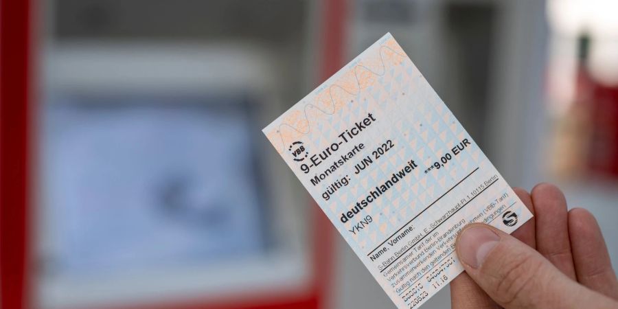 Vom 1. Juni an kann man das 9-Euro-Ticket im gesamten Nahverkehr in Deutschland nutzen.