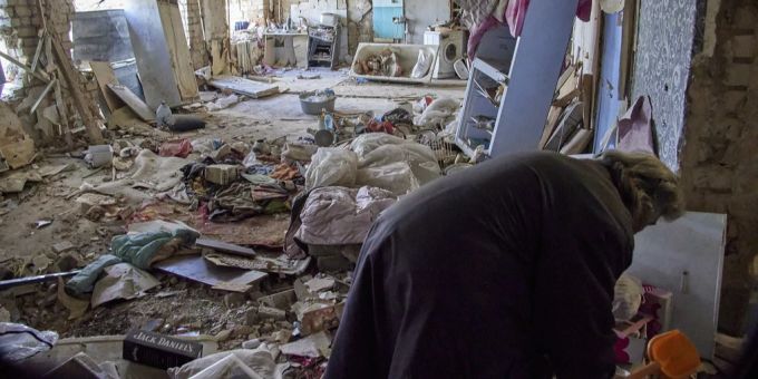 Eine Frau durchsucht die Trümmer ihrer vollständig zerstörten Wohnung in Charkiw. Ukraine Krieg
