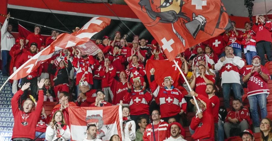 Die Schweizer Fans unterstützen die Eisgenossen an den WM-Spielen in Helsinki.