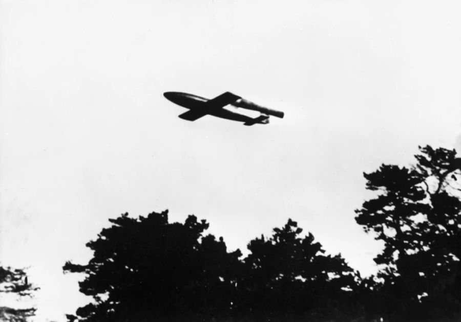 Eine deutsche V1-Waffe im Flug, undatierte Aufnahme aus dem Kriegsjahr 1944.