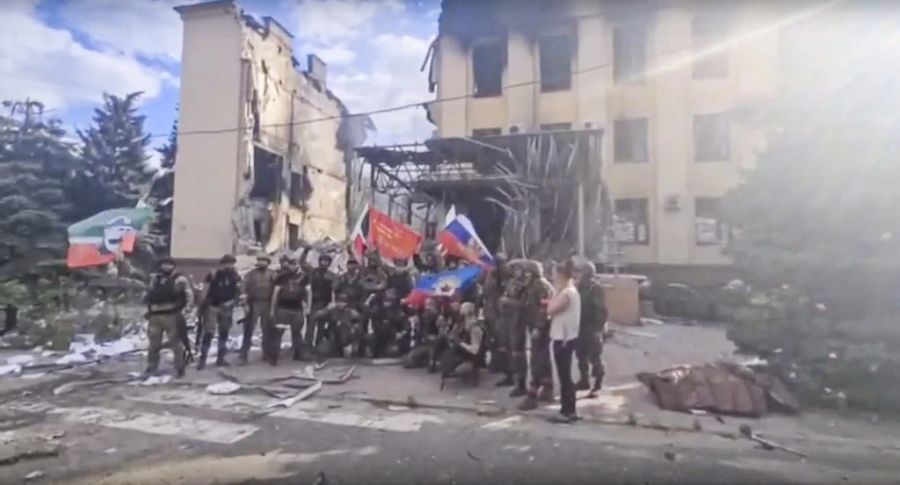 Russische Soldaten feiern die Eroberung von Lyssytschansk.