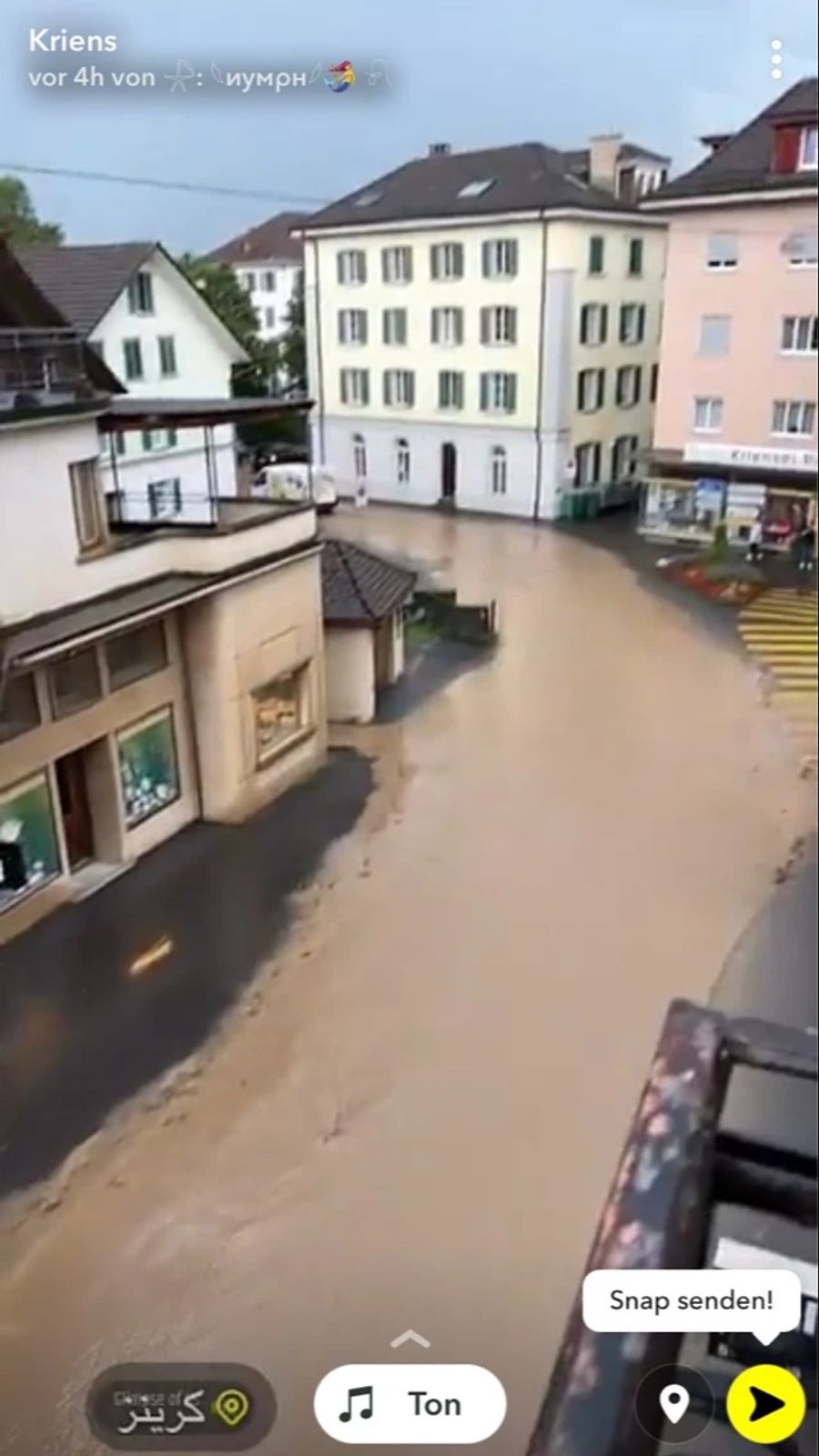 Bilder der überfluteten Strasse in Kriens LU. (1/2)