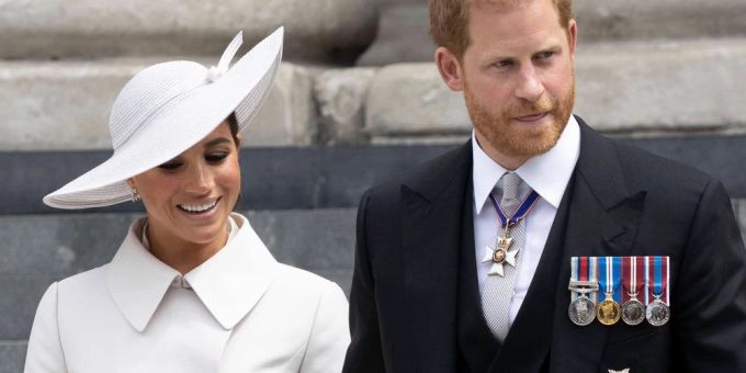 Prinz Harry und Herzogin Meghan: Ihr Treffen mit der Queen war offenbar ein sehr kurzes Vergnügen. Prinz Harry und Herzogin Meghan: Ihr Treffen mit der Queen war offenbar ein sehr kurzes Vergnügen.