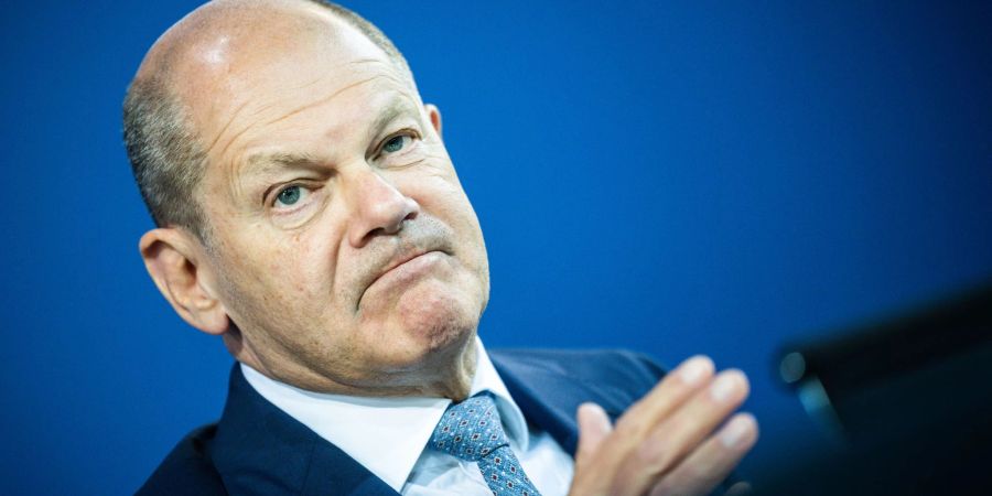 Dem Bundeskanzler Olaf Scholz wird bei der Lieferung von schweren Waffen an die Ukraine Zögerlichkeit vorgeworfen.