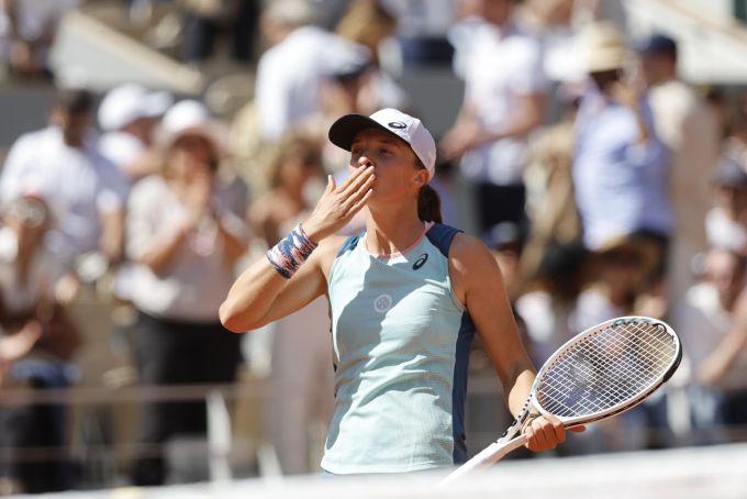 Iga Swiatek nach ihrem Sieg gegen Jessica Pegula am 1. Juni 2022 an den French Open in Paris. iga ?wi?tek