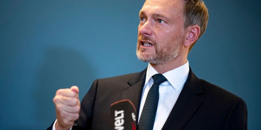 Christian Lindner (FDP), Bundesminister der Finanzen, pocht darauf, dass der Bund die in der Corona-Pandemie ausgesetzte Schuldenbremse wieder einhält.