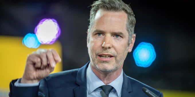 FDP-Fraktionschef Christian Dürr hat vor einer Übergewinnsteuer auf Extraprofite von Mineralölkonzernen durch den Ukraine-Krieg gewarnt. FDP-Fraktionschef Christian Dürr hat vor einer Übergewinnsteuer auf Extraprofite von Mineralölkonzernen durch den Ukraine-Krieg gewarnt.