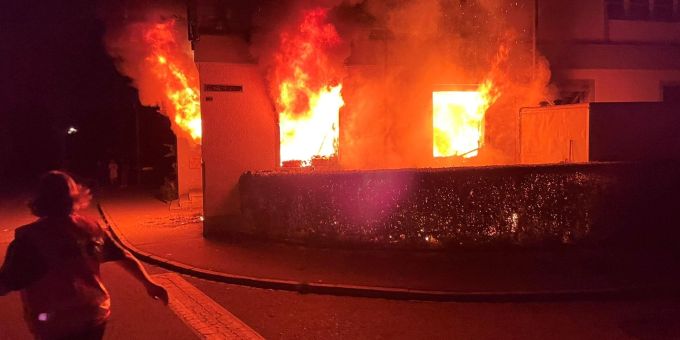 Flammen dringen aus den Fenstern der Liegenschaft. Kantonspolizei Zürich