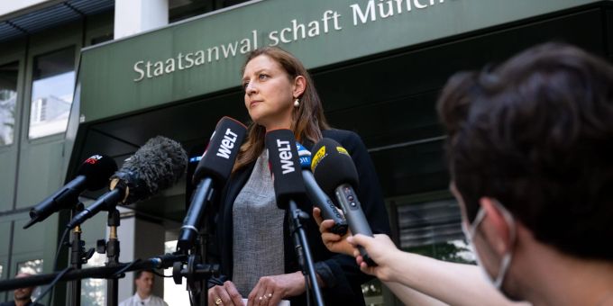 Anne Leiding, Pressesprecherin der Staatsanwaltschaft München I, gibt ein Pressestatement vor der Staatsanwaltschaft ab. Anne Leiding, Pressesprecherin der Staatsanwaltschaft München I, gibt ein Pressestatement vor der Staatsanwaltschaft ab.