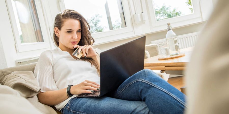 Online-Händler sind nicht grundsätzlich dazu verpflichtet über eine Hersteller-Garantie zu informieren. Wenn sie damit werben, allerdings schon.