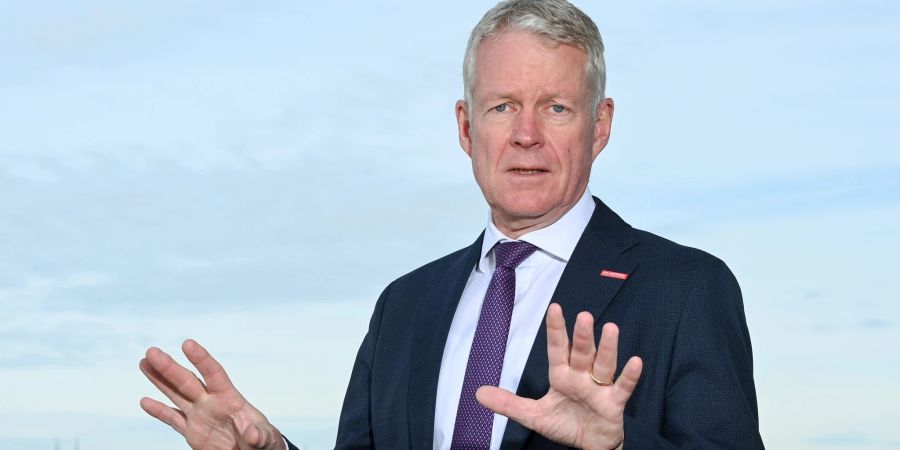 ZDH-Generalsekretär Holger Schwannecke steht bei einem Pressetermin auf der Dachterrasse vom Haus des Handwerks.