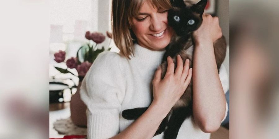Isabell Horn mit Familienkatze Mia.