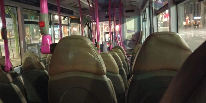 Der leere Bus in Schottland, in dem ein Reddit-Nutzer aufgewacht ist. Bus
