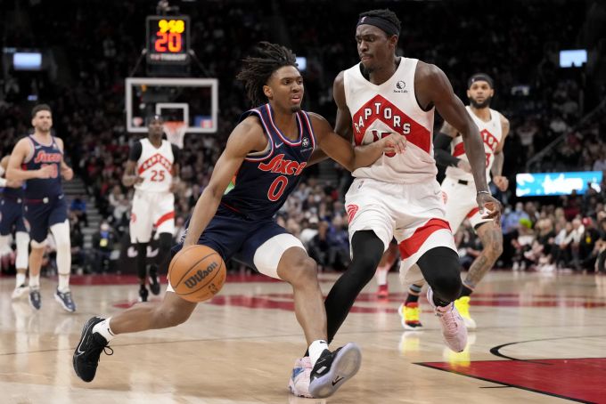 Toronto Raptors forward Pascal Siakam (43) defends as Philadelphia 76ers guard Tyrese Maxey (0) drives to the basket during the second half of Game 6 of an NBA basketball first-round playoff series Thursday, April 28, 2022, in Toronto. (Frank Gunn/The Canadian Press via AP) 76ers Raptors Basketball