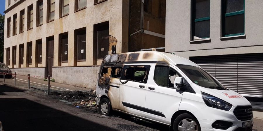 Ein ausgebranntes Auto vor dem türkischen Konsulat in Stuttgart.