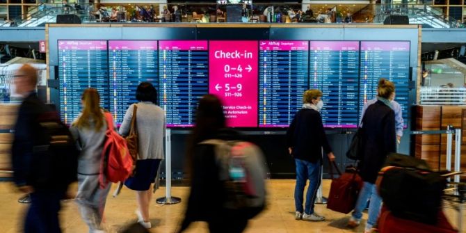 Passagiere am Berliner Flughafen BER