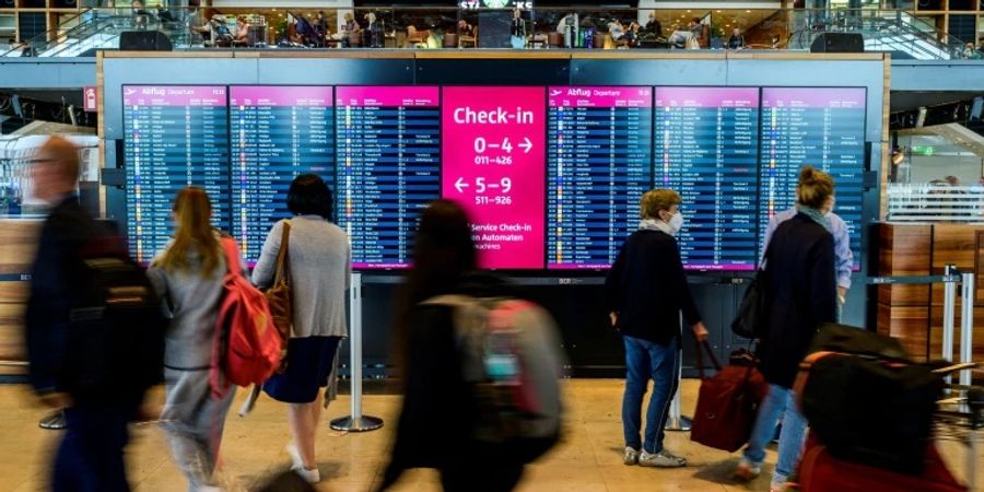 Passagiere am Berliner Flughafen BER