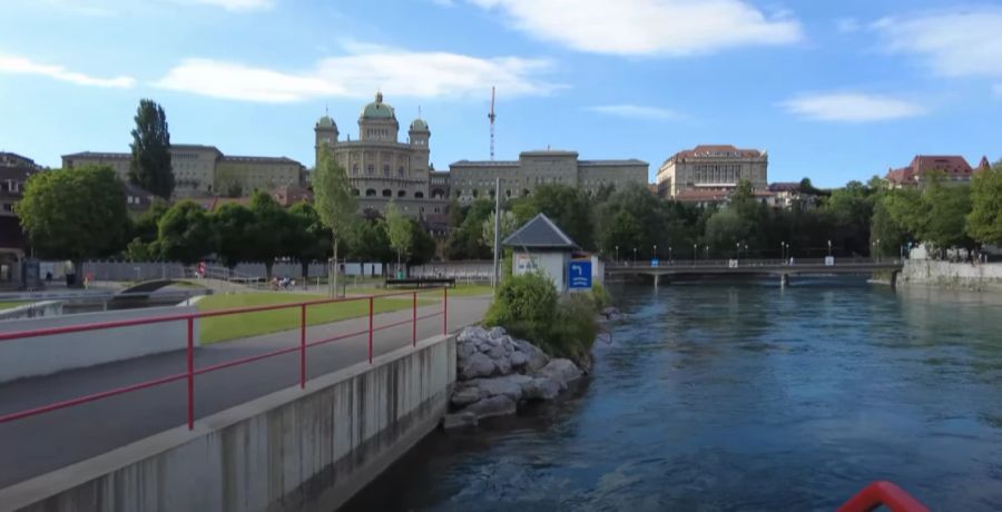 Zapata will seinen Followern in Indonesien zeigen, dass das Aare-Schwimmen in der Schweizer Hauptstadt, wenn informiert, sicher sein kann.