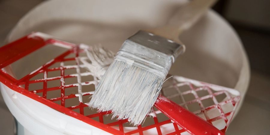 Farb- und Lackreste müssen sachgerecht entsorgt werden. Sind sie noch nicht ausgehärtet, gehören sie immer in den Sondermüll.