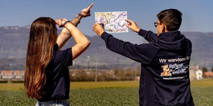 Zwei Jugendliche wandern für einen guten Zweck. Das Projekt kommt der Stiftung Kinder in der Schweiz zu gunsten. Wandern
