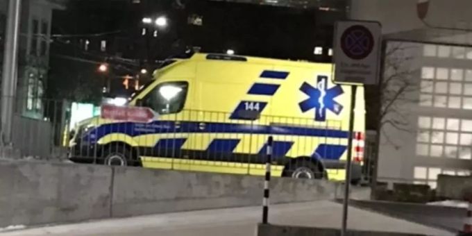 Auto mit vier Insassen bei Unfall überschlagen.