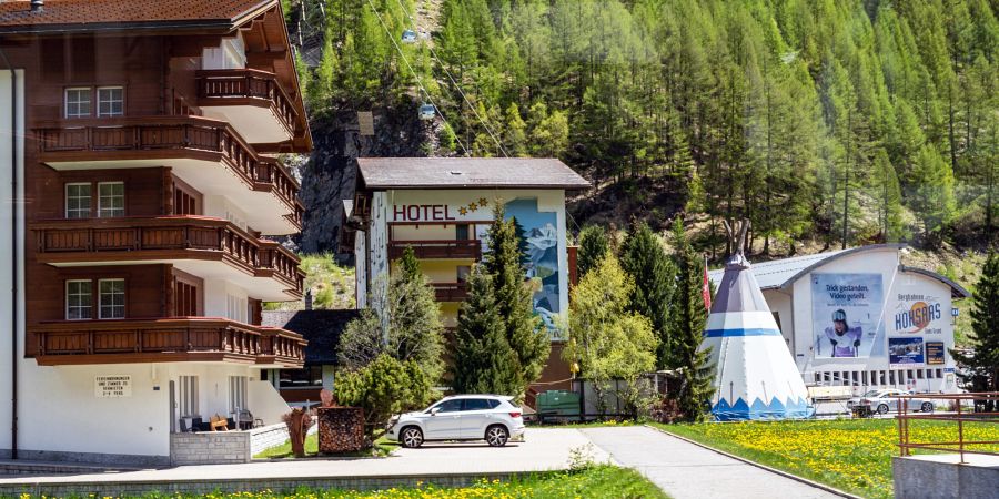 Das Appartementhaus Orion bei der Talstation der Seilbahn Hohsaas in Saas-Grund.