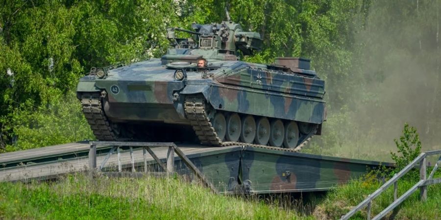 Ein Panzer überquert eine Behelfsbrücke