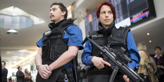 Polizisten am Flughafen Zürich. (Archivbild) Flughafen Zürich