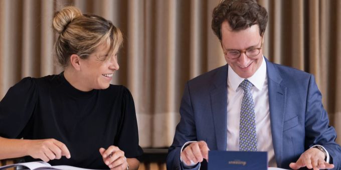 Die Grüne Mona Neubaur (l.) und der CDU-Ministerpräsident Hendrik Wüst (r.) unterzeichnen am 27. Juni 2022 den Koalitionsvertrag in Düsseldorf. cdu