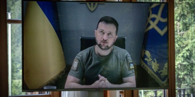 Der ukrainische Präsident Wolodymyr Selenskyj ist per Videokonferenz zur Arbeitssitzung der Gipfelteilnehmer dazugeschaltet. Der ukrainische Präsident Wolodymyr Selenskyj ist per Videokonferenz zur Arbeitssitzung der Gipfelteilnehmer dazugeschaltet.