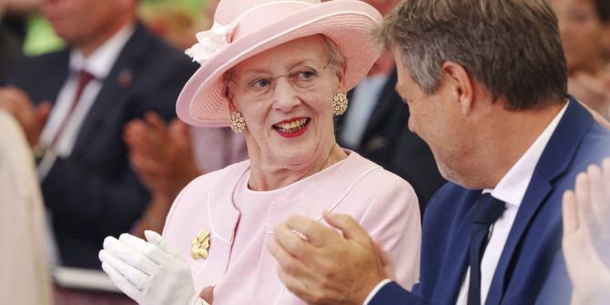 The Queen inaugurates FLUGT