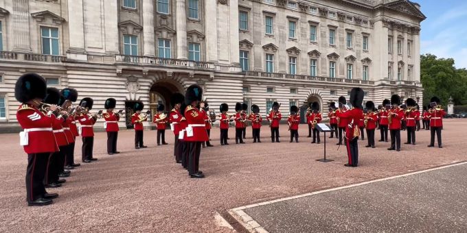 Die Band der Irish Guards spielt auf dem Vorplatz des Buckingham Palace. Die Band der Irish Guards spielt auf dem Vorplatz des Buckingham Palace.