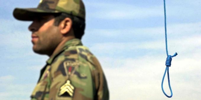 Ein iranischer Soldat vor einem Galgen. (Symbolbild) Iran