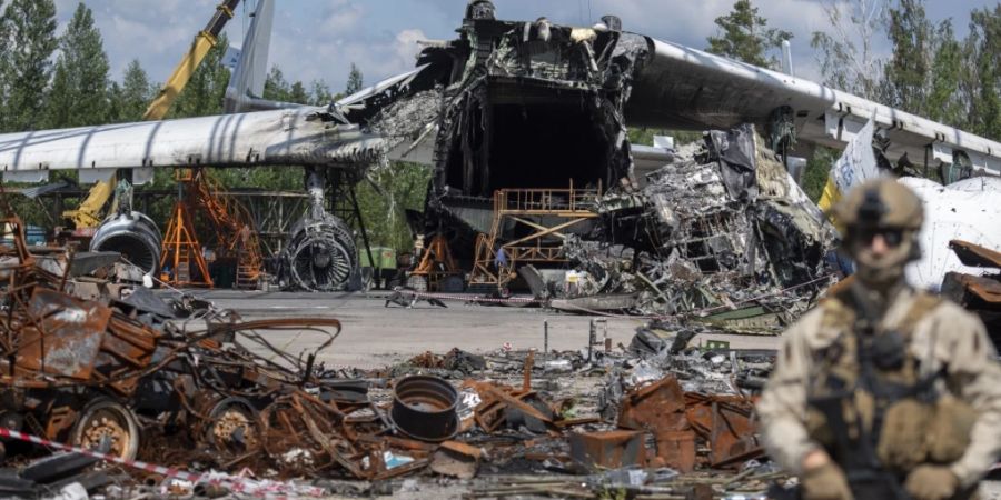 Die zerstörten Überreste einer Antonow An-225 liegen auf einem Flugplatz in Hostomel. Foto: Christophe Gateau/dpa