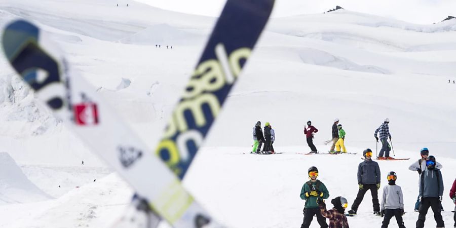 Freeskier und Snowboarder trainieren im Freestylepark Saas-Fee auf dem Feegletscher im Jahr 2015. (Achivbild)