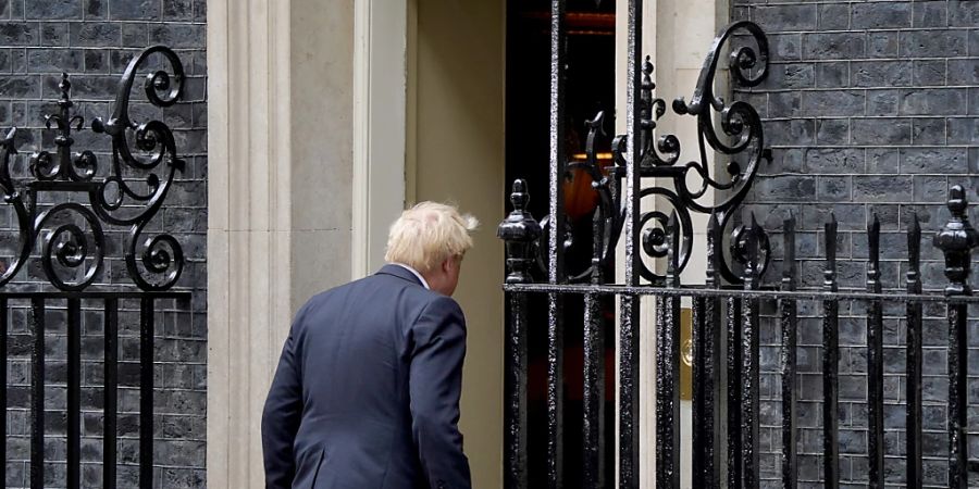 ARCHIV - Boris Johnson, Premierminister von Grossbritannien, geht zurück in die Downing Street 10. Foto: Gareth Fuller/PA Wire/dpa