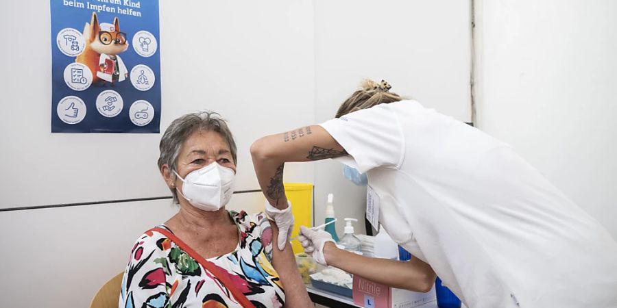 Seit dem 5. Juli empfehlen Impfkommission und BAG eine Booster-Impfung für über 80-Jährige: Margarethe Birrer beim Impfen am Montag in Zürich.