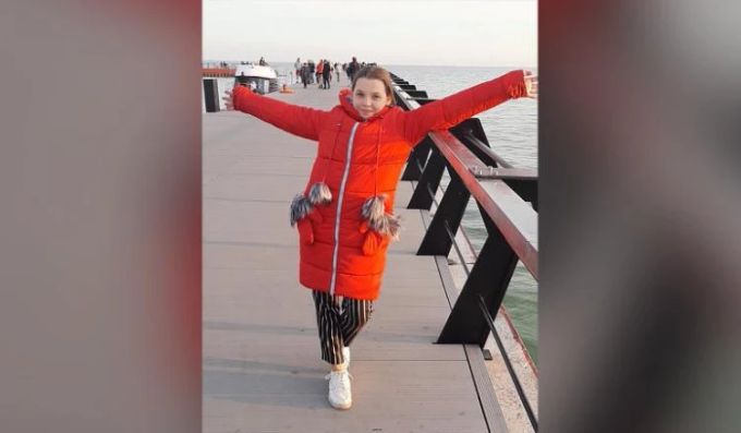 Im Ukraine-Krieg hat die zwölfjährige Kira ihren Vater verloren, wodurch sie zur Vollwaise wurde. Ukraine-Krieg Kira