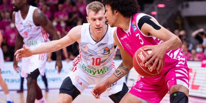 Bayerns Ognjen Jaramaz (l) verteidigt gegen Bonns Tyson Ward. Bayerns Ognjen Jaramaz (l) verteidigt gegen Bonns Tyson Ward.