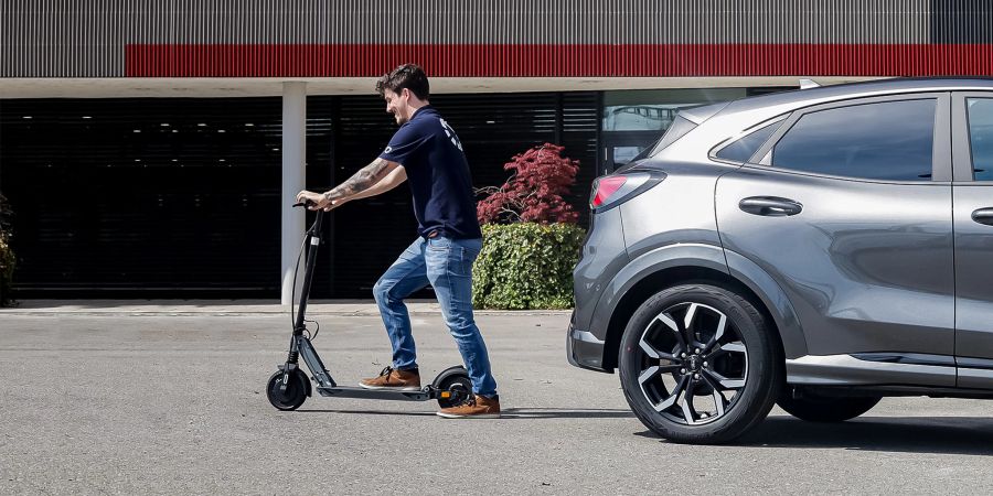 Auch auf den letzten Metern bringt der E-Scooter Kunden zum Ziel.