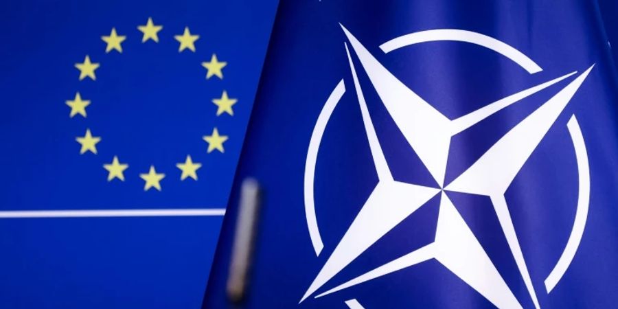 Die Flaggen der EU und der Nato