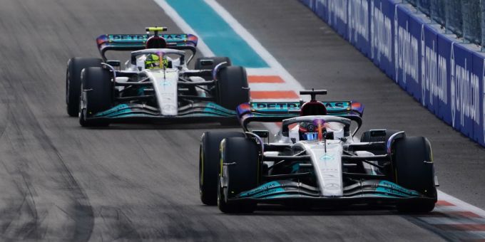 Sinnbildlich: Bei Mercedes liegt George Russell derzeit vor Lewis Hamilton. Mercedes Hamilton Russell F1