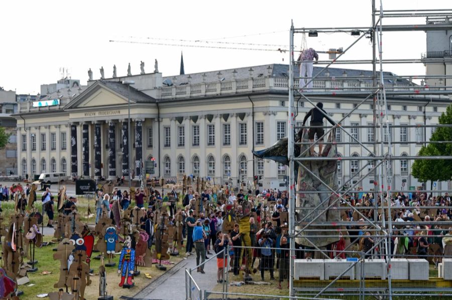 Am Dienstagabend schliesslich wurde das Kunstwerk entfernt.