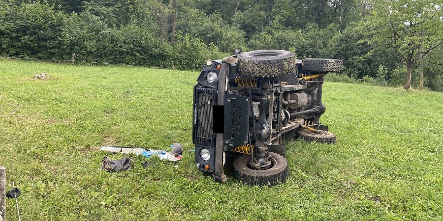 Arlesheim BL: Personenwagen kommt von der Strasse ab