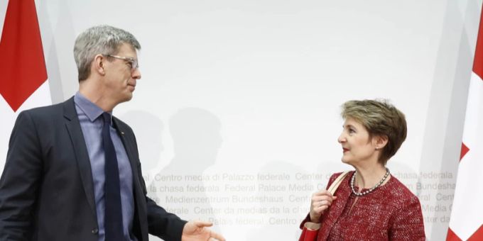 Anders Stokholm (l), neuer Präsident des Städteverbandes, im Gespräch mit Bundesrätin Simonetta Sommaruga. Anders Stokholm