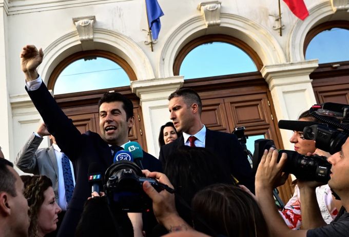 Der bulgarische Ministerpräsident Kiril Petkow winkt nach dem Misstrauensvotum Unterstützern zu. bulgarien