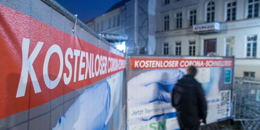 Ein Passant geht an einem Corona-Testzentrum im Schweriner Stadtzentrum vorbei.