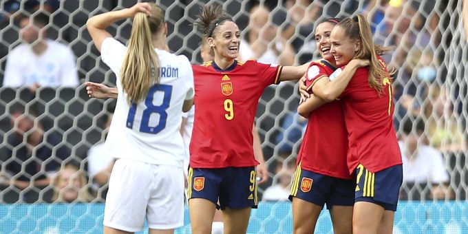 Die Spanierinnen können sich gegen Finnland über einen gelungenen EM-Auftakt freuen. Euro 2022